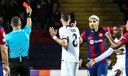 Tấm thẻ đỏ của Ronald Araujo đã làm thay đổi cục diện trận đấu giữa Barcelona và PSG. Ảnh: BR Football
