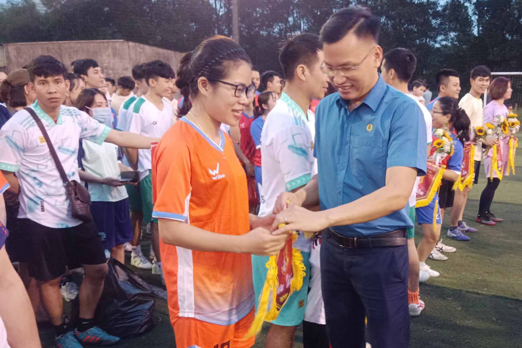 Ông Nguyễn Đức Thạch - Chủ tịch Công đoàn các KKT tỉnh Hà Tĩnh tặng Cờ lưu niệm cho các đội tham gia giải đấu. Ảnh: Quang Thái.