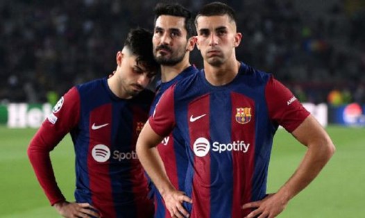 Sự thất vọng của các cầu thủ Barcelona sau trận thua trước PSG.  Ảnh: ESPN