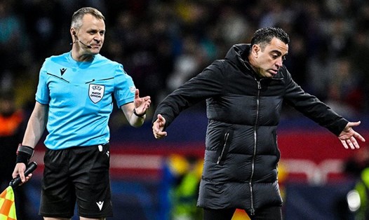 Xavi Hernandez rất không hài lòng với công tác trọng tài ở trận đấu giữa Barcelona và PSG. Ảnh: FC Barcelona