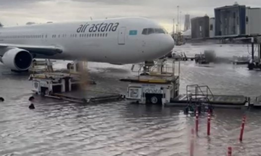 Sân bay quốc tế Dubai chìm trong biển nước. Ảnh chụp màn hình