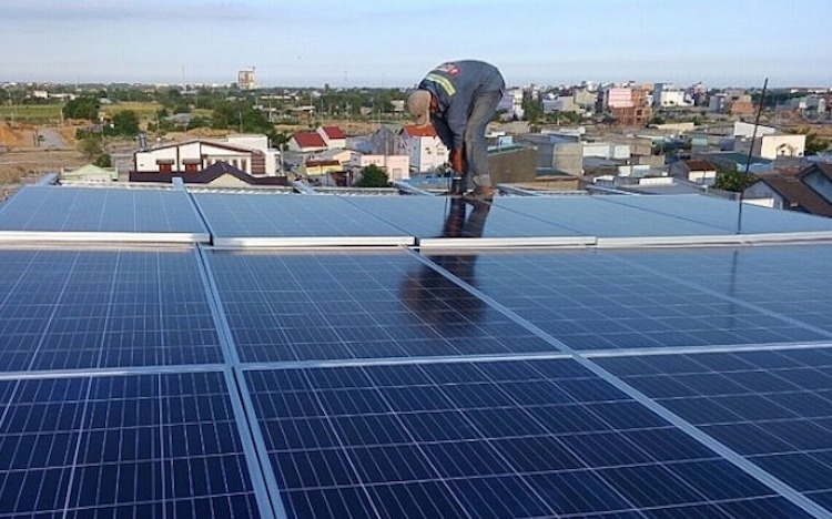 Bộ Công Thương giữ đề xuất điện mặt trời mái nhà lắp tại nhà ở, cơ quan công sở để tự dùng và nối lưới quốc gia sẽ được bán 0 đồng. Ảnh: Hoàng Minh