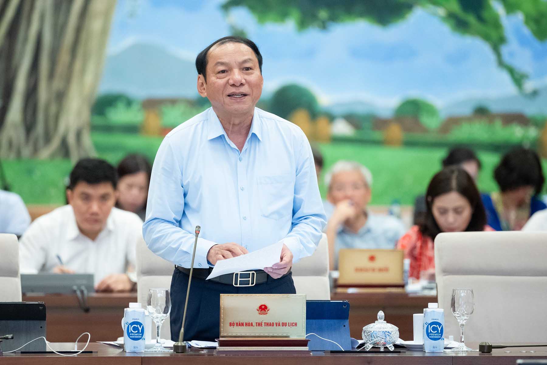 Bộ trưởng Nguyễn Văn Hùng báo cáo tại phiên họp. Ảnh: Phạm Thắng