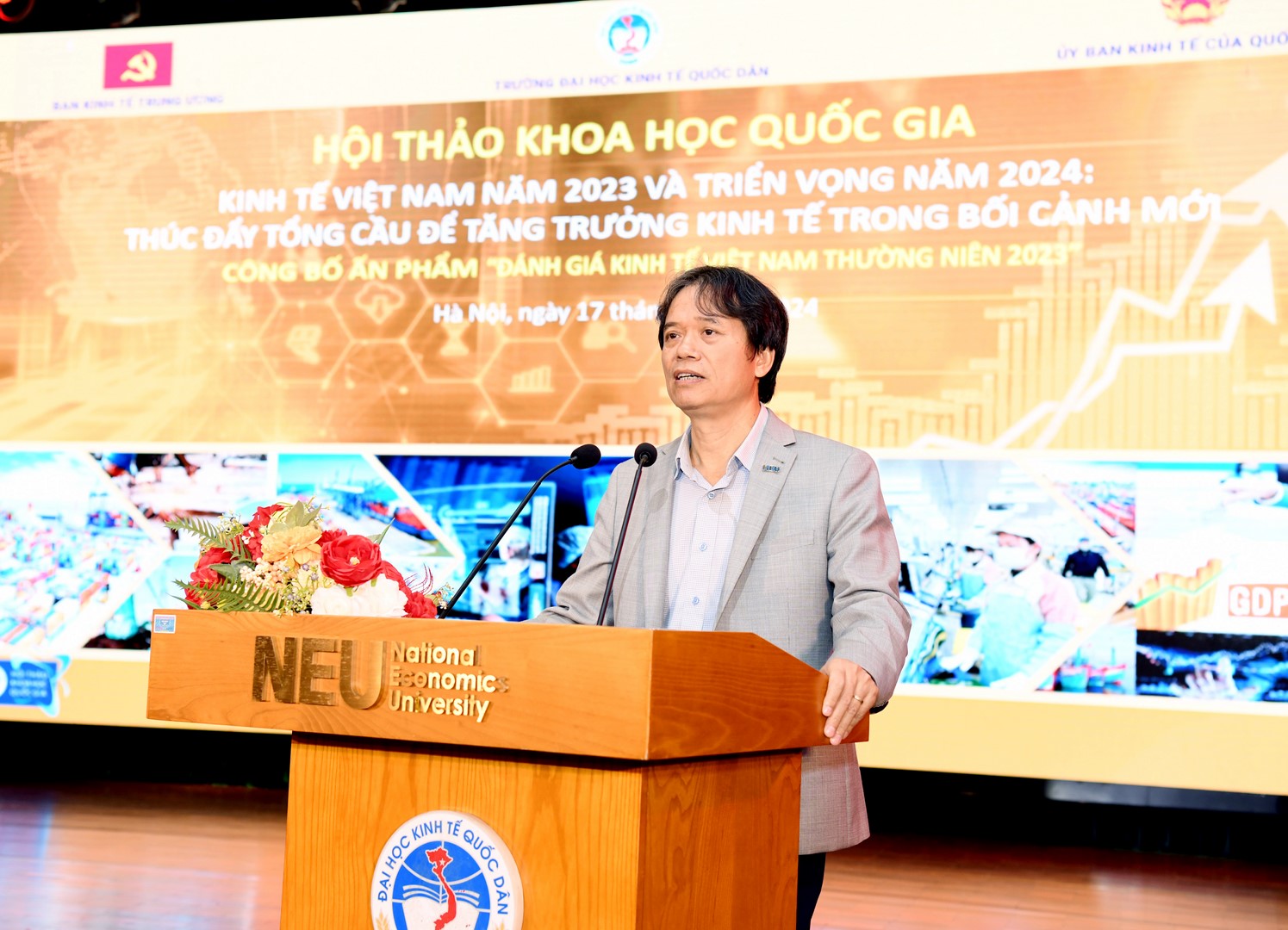 Hội thảo khoa học quốc gia: Kinh tế Việt Nam năm 2023 và triển vọng năm 2024 - Thúc đẩy tổng cầu để tăng trưởng kinh tế trong bối cảnh mới. Ảnh: NEU