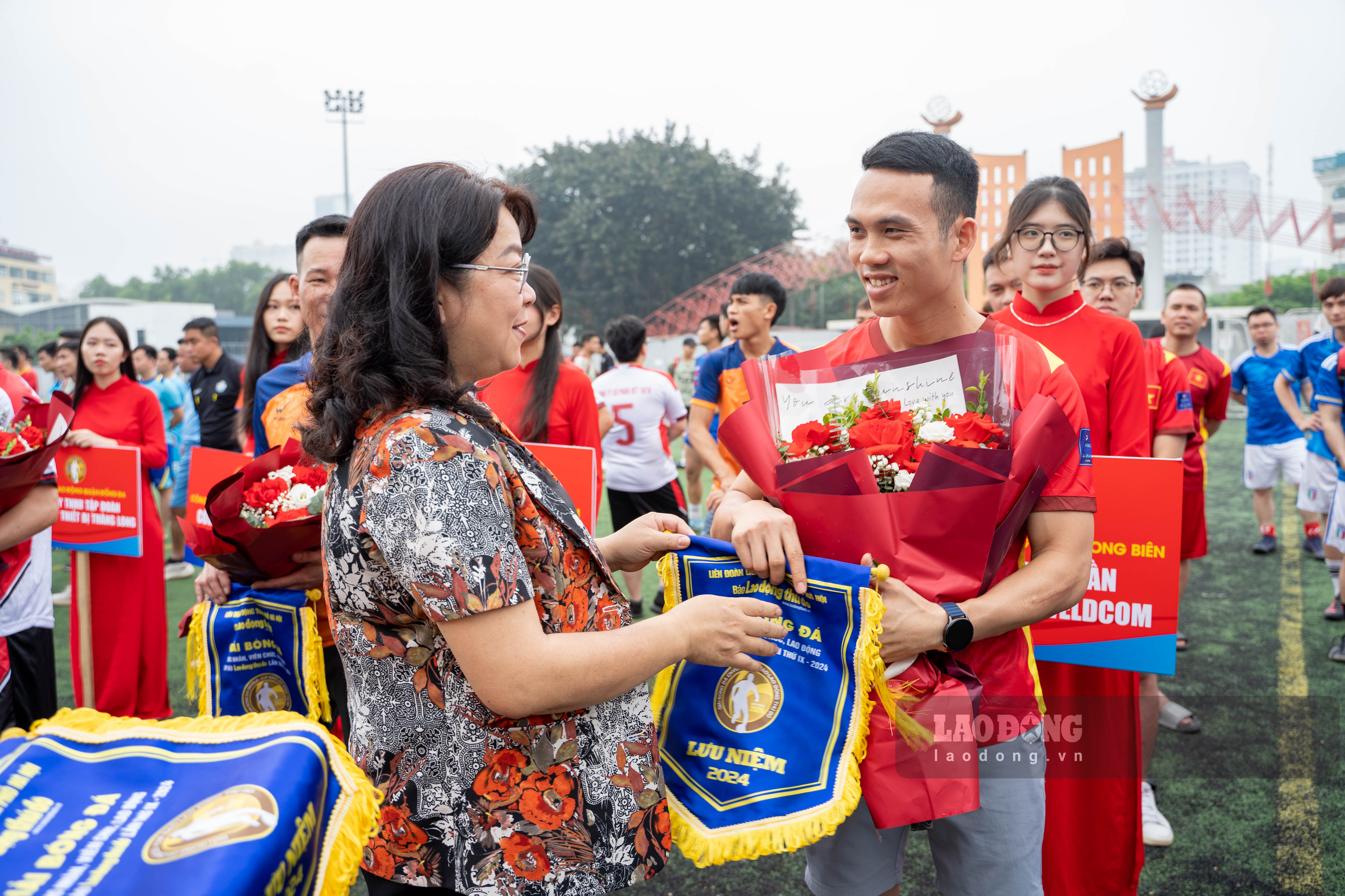 Ban tổ chức, lãnh đạo các cơ quan đoàn thể tặng hoa và cờ lưu niệm cho các đội tham gia giải đấu. Ảnh: Đền Phú
