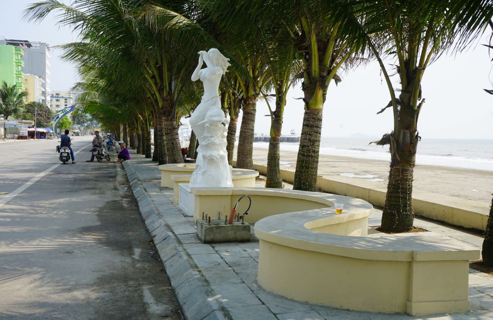 Theo đó, thời gian vừa qua, trên vỉa hè tại bờ kè của bãi biển Hải Tiến xuất hiện nhiều bức tượng với hình thù khác nhau, ngoài ra còn có nhiều bệ bê tông đang được xây dựng làm cho không gian trên vỉa hè bị thu hẹp. Ảnh: Quách Du