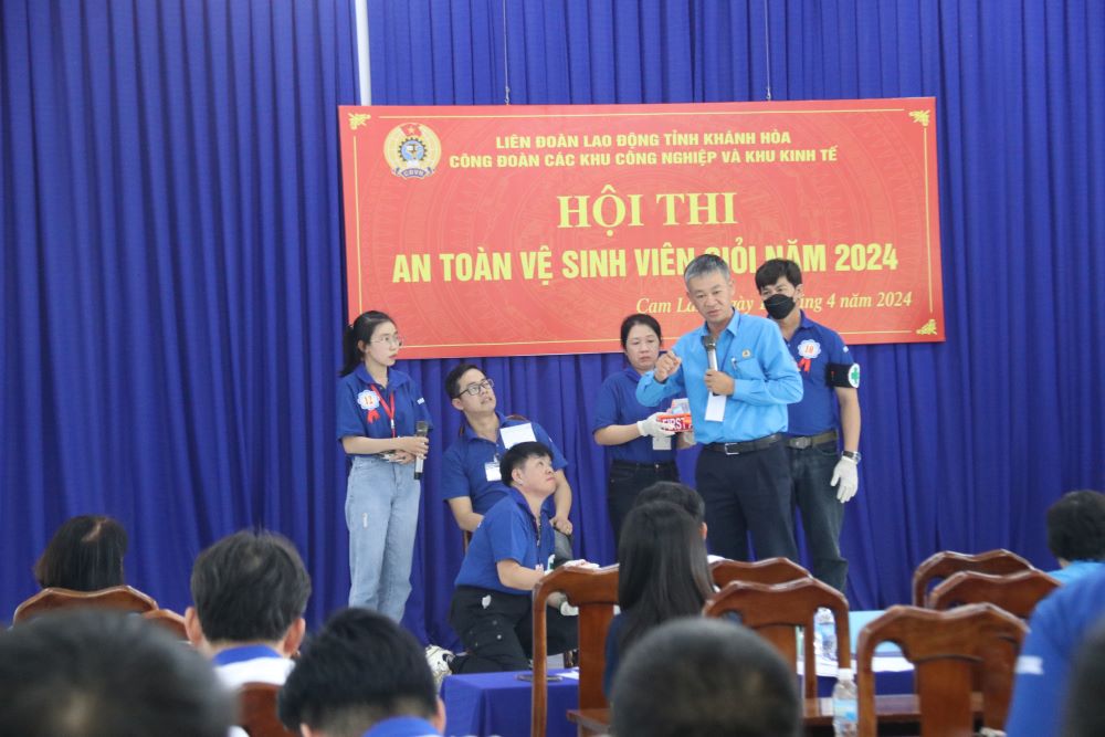 Ban giám khảo hội thi an toàn vệ sinh viên đánh giá phần thi thực hành của các đội. Ảnh: Phương Linh