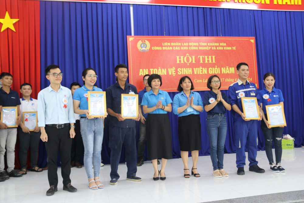 Ban tổ chức trao giải cho 2 đội đạt giải Nhất và Nhì hội thi an toàn vệ sinh viên giởi năm 2024. Ảnh: Phương Linh
