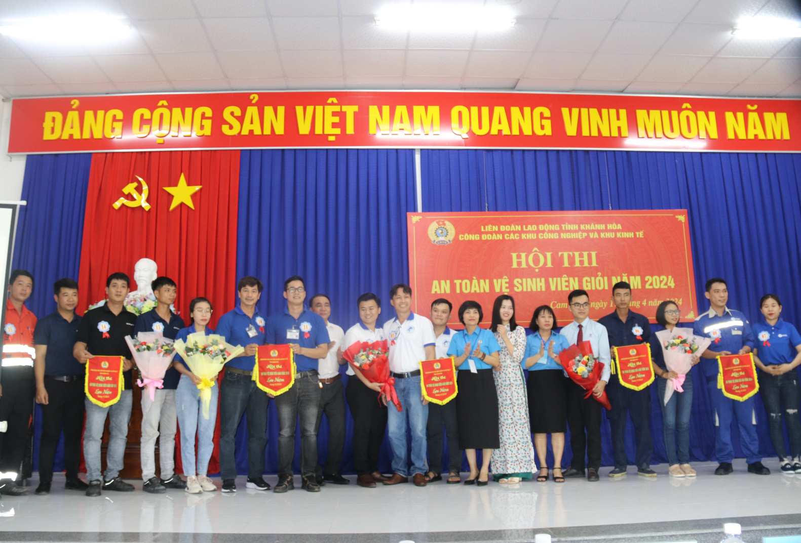 Ban tổ chức cuộc thi an toàn vệ sinh viên giỏi năm 2024 tặng cờ lưu niệm cho các đội tham gia. Ảnh: Phương Linh