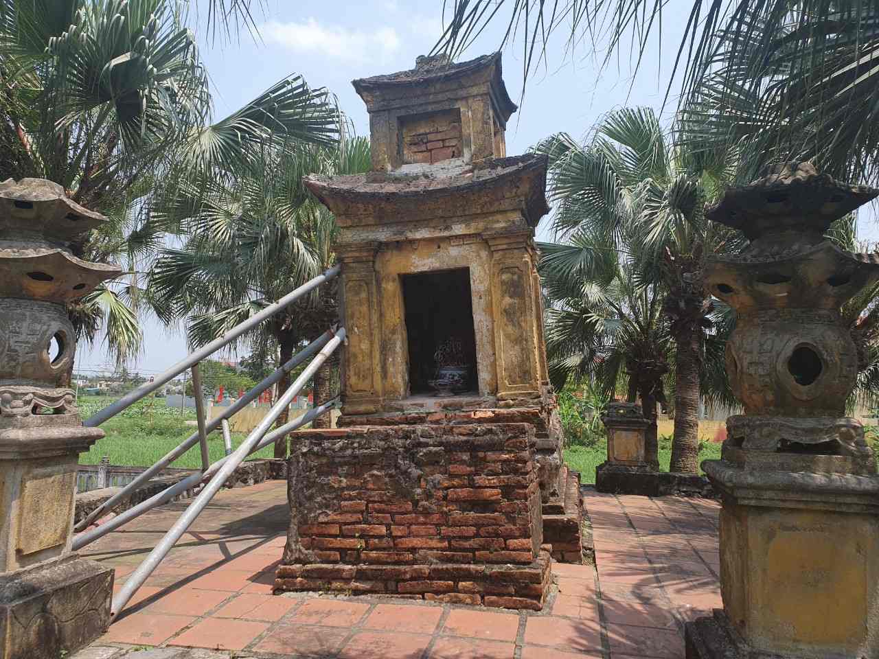 Tháp bút Kình Thiên xuống cấp nghiêm trọng. Ảnh: Phan Anh