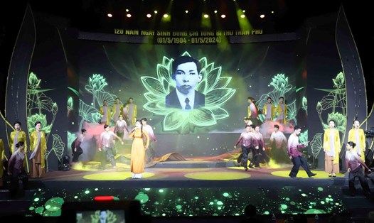 Chương trình nghệ thuật tại lễ kỉ niệm 120 năm ngày sinh Tổng Bí thư Trần Phú. Ảnh: Trần Tuấn.