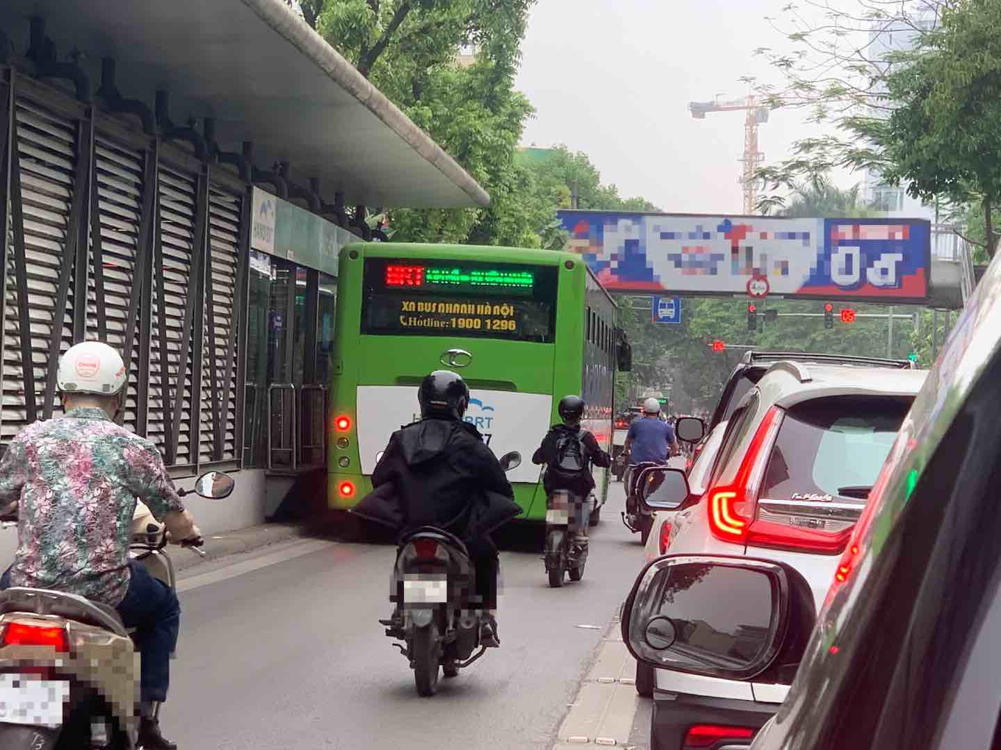 Nhiều xe máy lấn làn đường cho xe buýt BRT để tránh ùn tắc, tiết kiệm thời gian. Ảnh: Nhật Minh
