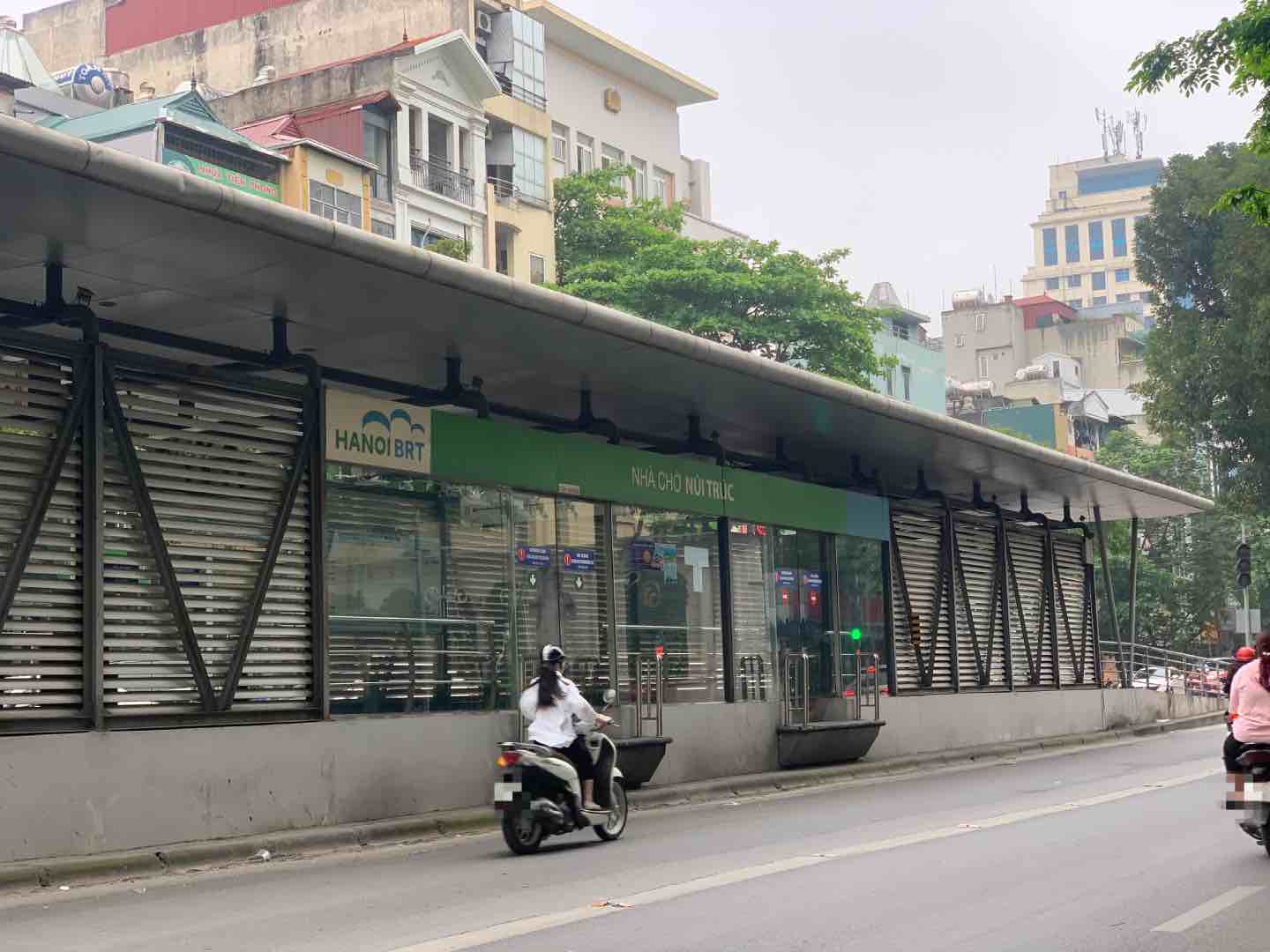 Hệ thống nhà chờ xe BRT có hệ thống tiện nghi đầy đủ để phục vụ du khách. Ảnh: Nhật Minh