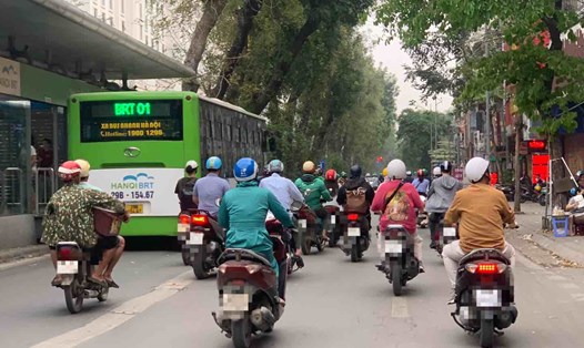 Tuyến xe buýt nhanh BRT Kim Mã - Yên Nghĩa còn gặp nhiều hạn chế, bất cập. Ảnh: Nhật Minh