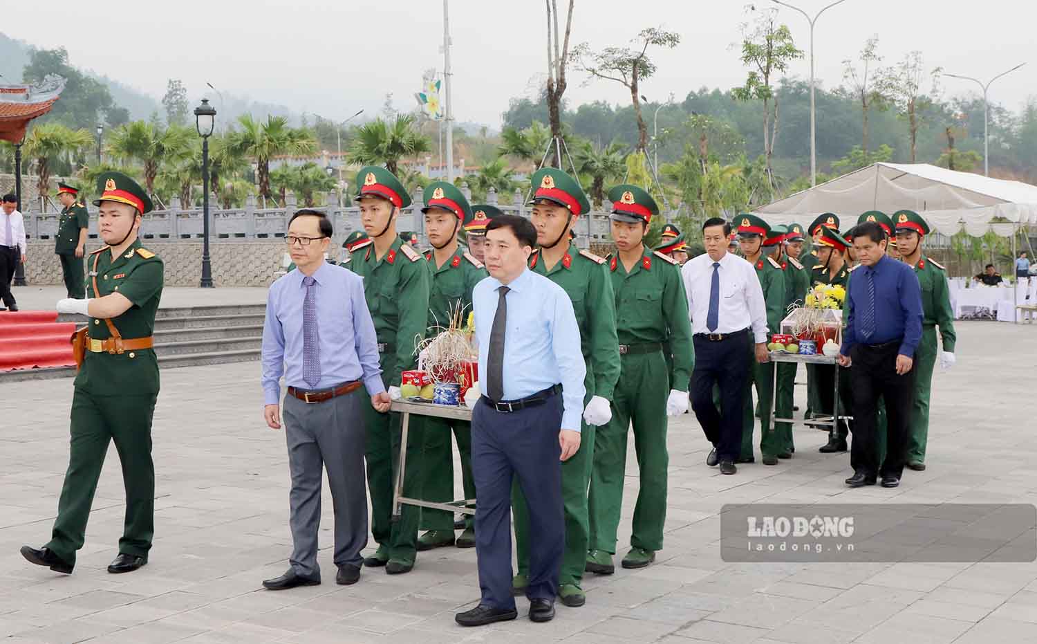 Lãnh đạo tỉnh Hà Giang di chuyển hài cốt các anh hùng liệt sĩ về nơi an táng. Ảnh: Hà Linh.