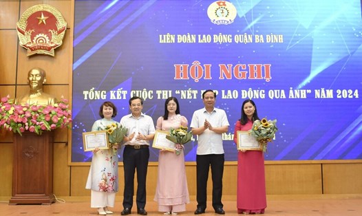 Phó Chủ tịch Liên đoàn Lao động Thành phố Hà Nội Nguyễn Chính Hữu (thứ hai từ trái sang) cùng lãnh đạo quận Ba Đình trao Giải thưởng Cuộc thi. Ảnh: CĐQ