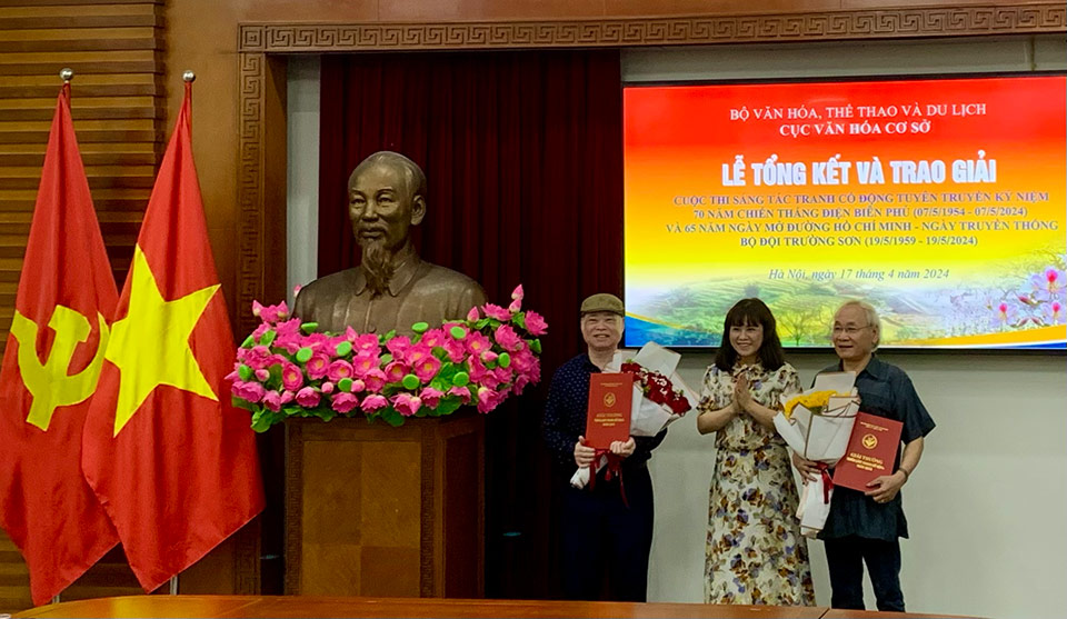 Bà Ninh Thị Thu Hương - Cục trưởng Cục Văn hóa cơ sở trao giải cho các họa sĩ đạt giải. Ảnh: Ý Yên