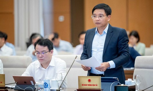 Bộ trưởng Bộ Giao thông Vận tải Nguyễn Văn Thắng trình bày tờ trình tại phiên họp. Ảnh: Quốc hội