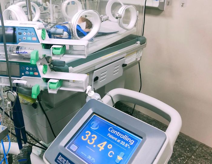 Bệnh nhi được hạ thân nhiệt sau khi được thoát khỏi cơn nguy kịch. Ảnh: Bệnh viện cung cấp.