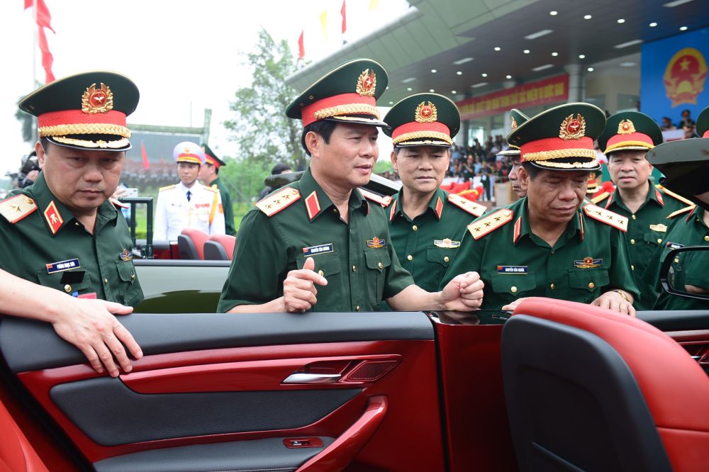 Thượng tướng Nguyễn Tân Cương cùng các lãnh đạo Bộ Quốc phòng kiểm tra các thiết bị và trao đổi với các đơn vị liên quan tới công tác diễu binh, diễu hành. Ảnh: Trần Vương