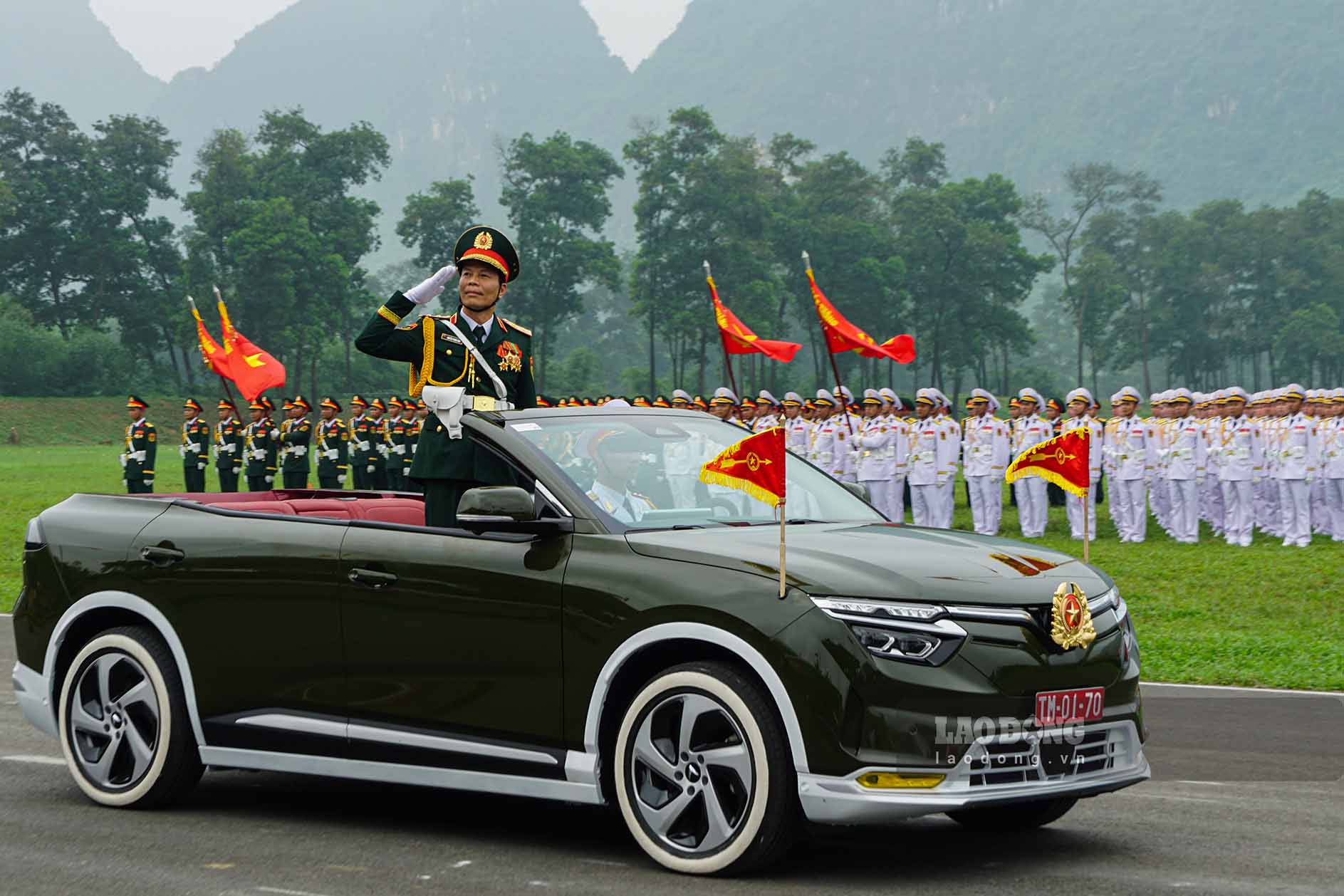 Trung tướng Nguyễn Trọng Bình, Phó Tổng Tham mưu trưởng Quân đội Nhân dân Việt Nam trên xe chỉ huy tham gia diễu binh.