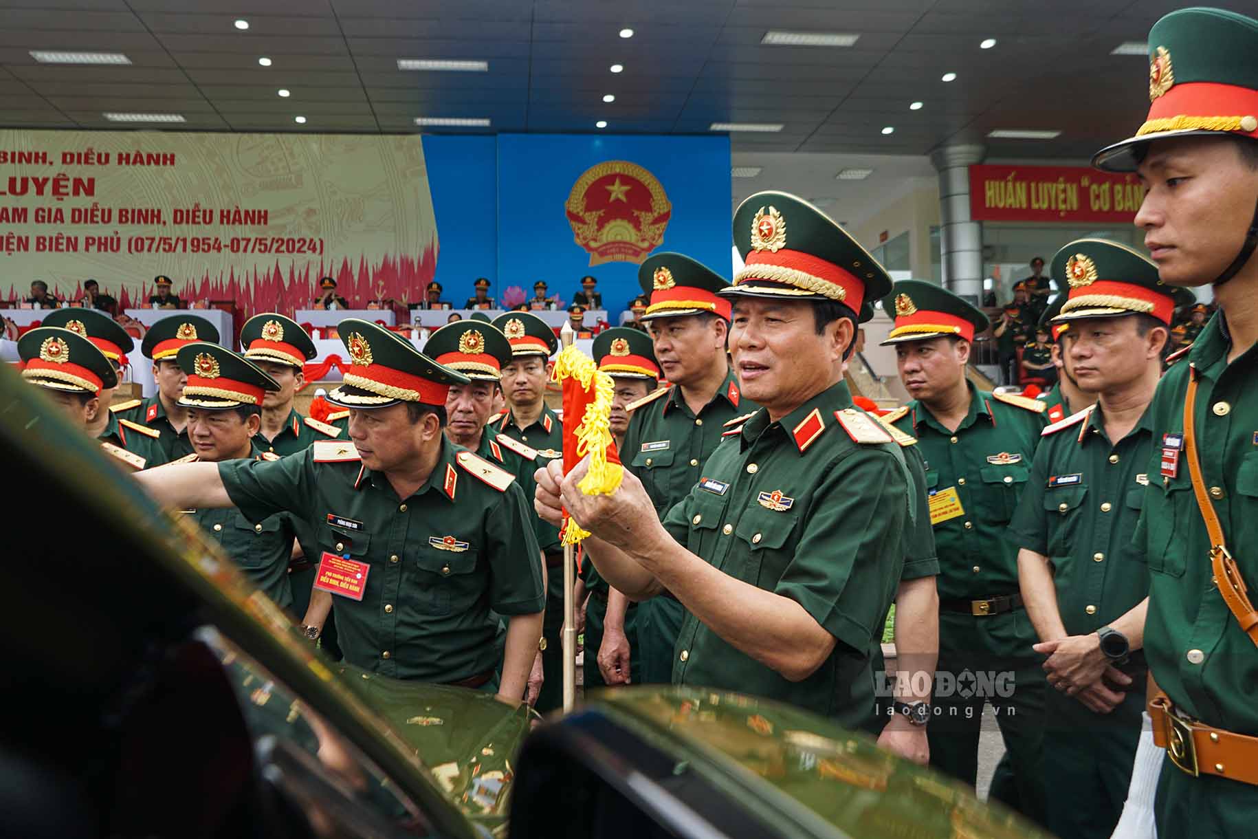 Thượng tướng Nguyễn Tân Cương, Tổng Tham mưu trưởng, Thứ trưởng Bộ Quốc phòng trực tiếp xuống kiểm tra, động viên và chỉ đạo các khối tham gia tổng duyệt.