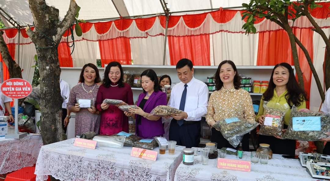 Phiên chợ làng Điềm được tổ chức tại Khu di tích kiến trúc nghệ thuật cấp quốc gia đền Thánh Nguyễn (xã Gia Tiến, Gia Thắng, huyện Gia Viễn, Ninh Bình). Ảnh: Nguyễn Trường