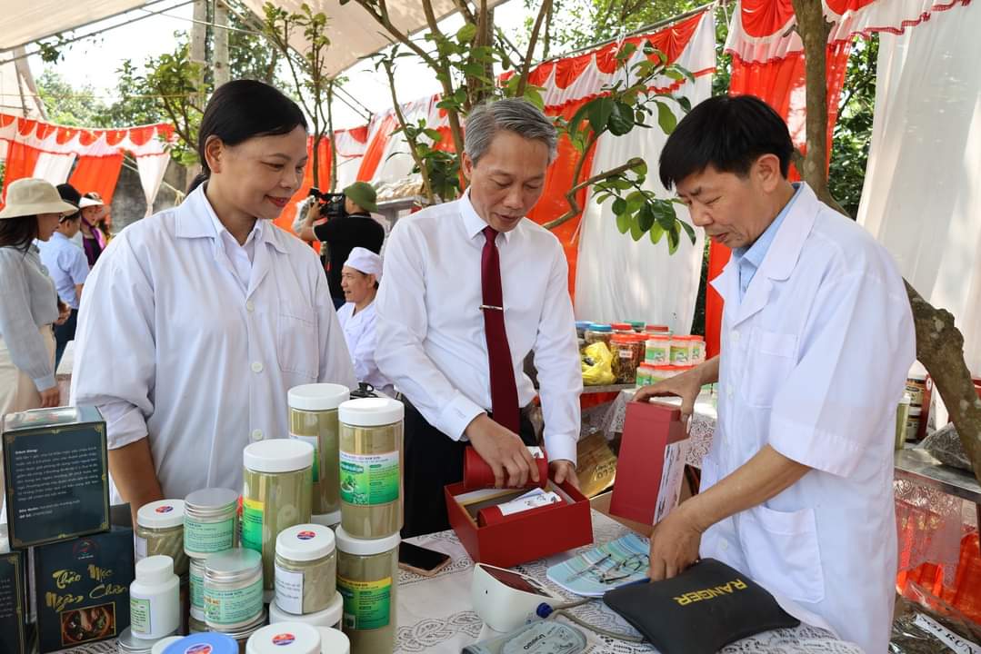 Phiên chợ làng Điềm là một trong những điểm đến hấp dẫn du khách trong khuôn khổ Lễ hội 