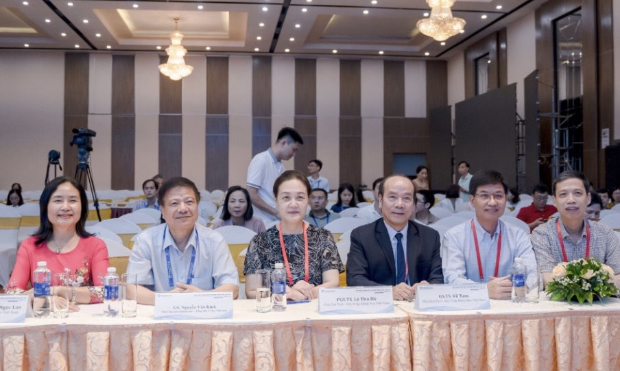 GS.TS Nguyễn Văn Kính, Phó Chủ tịch tổng hội Y học Việt Nam cùng với Chủ tịch và một số uỷ viên BCH hội Thấp Khớp Học Việt Nam. Ảnh: 