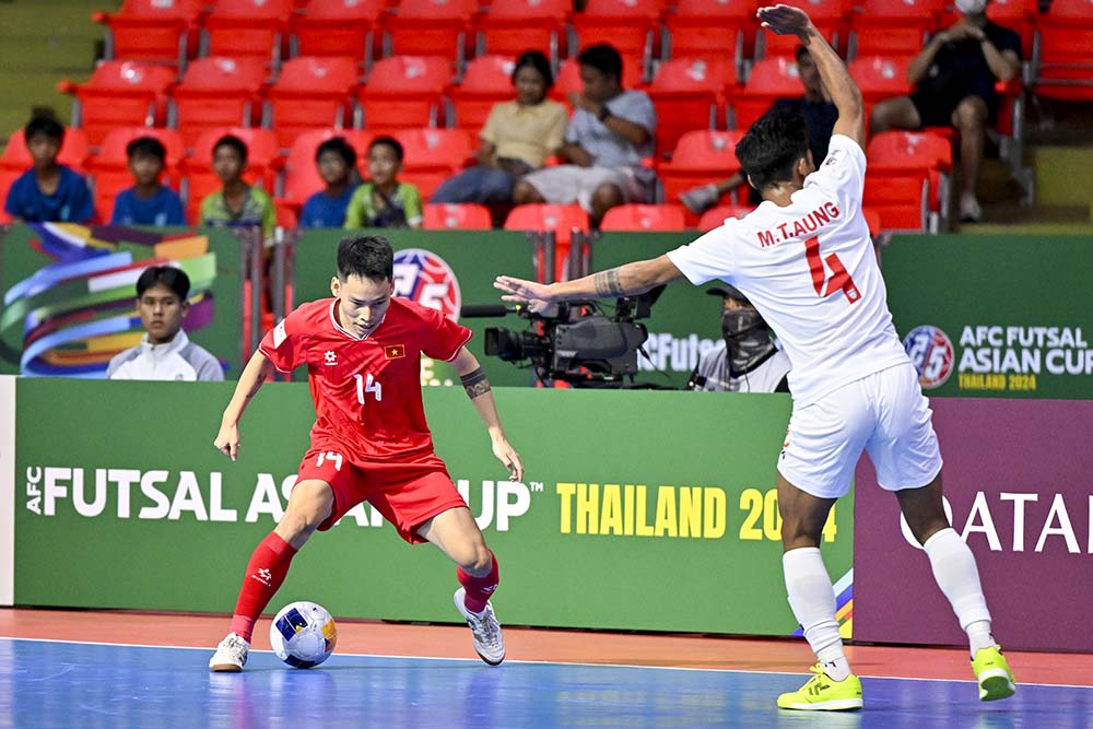 Tuyển futsal Việt Nam gặp khó trước lối đá lùi sâu của Myanmar. Ảnh: AFC