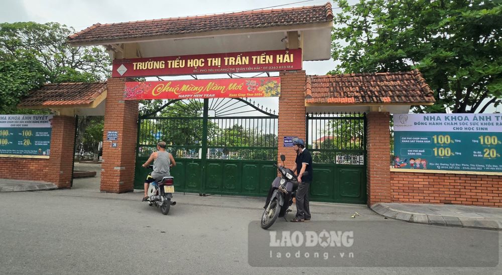 Trường Tiểu học thị trấn Tiền Hải (huyện Tiền Hải, tỉnh Thái Bình) đang bị phản ứng vì yêu cầu phụ huynh đăng ký may đồng phục, mua sách vở cho học sinh vô lý. Ảnh: Trung Du