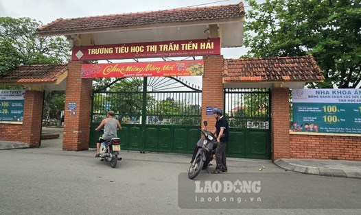 Trường Tiểu học thị trấn Tiền Hải (huyện Tiền Hải, tỉnh Thái Bình) đang bị phản ứng vì yêu cầu phụ huynh đăng ký may đồng phục, mua sách vở cho học sinh vô lý. Ảnh: Trung Du