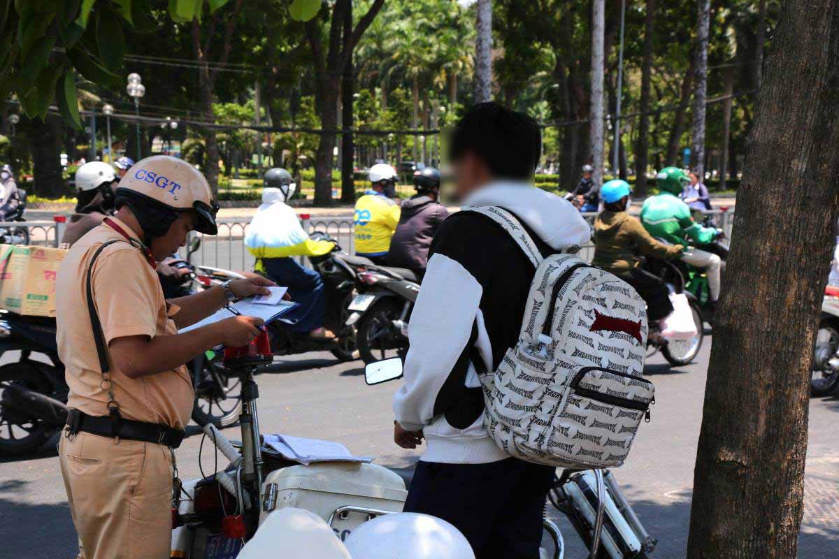Đội CSGT – Trật tự Công an quận Phú Nhuận phát hiện, lập biên bản nhiều trường hợp học sinh điều khiển xe mà không có giấy phép lái xe, lái xe khi chưa đủ tuổi. Ảnh: Chân Phúc