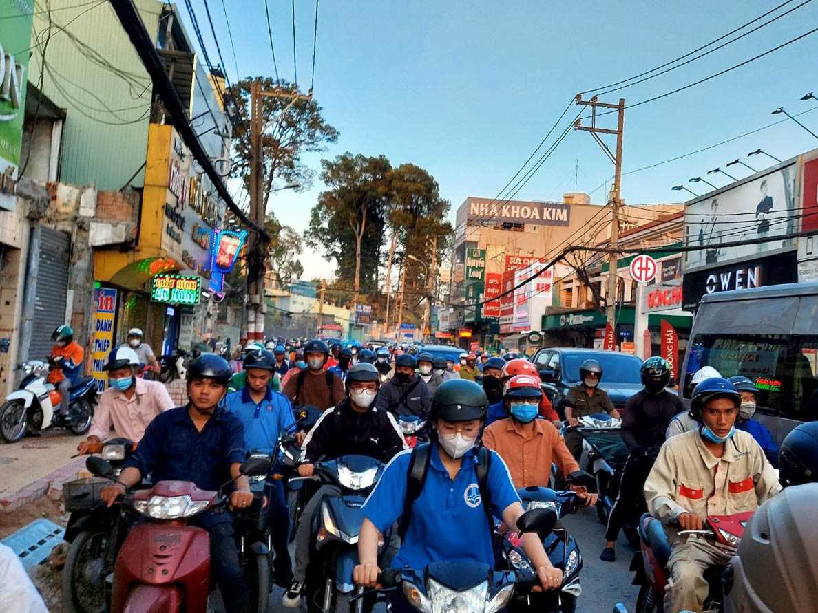 Người dân khổ sở vì kẹt xe trên đường Võ Văn Ngân.  Ảnh: Minh Quân