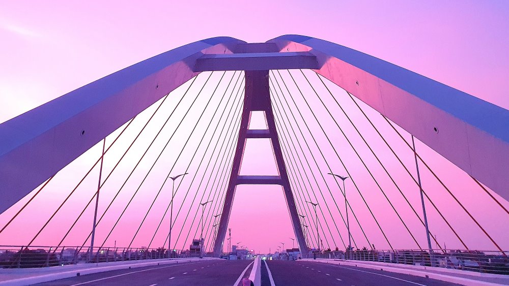 Công trình cầu Trần Hoàng Na là gói thầu thuộc Dự án Phát triển TP Cần Thơ và tăng cường khả năng thích ứng của đô thị (Dự án 3), do Ban Quản lý dự án ODA TP Cần Thơ làm chủ đầu tư, với tổng kinh phí hơn 791 tỉ đồng.