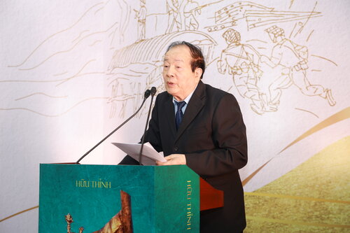Nhà thơ Hữu Thỉnh chia sẻ trong buổi ra mắt sách tại Hà Nội. Ảnh: BTC