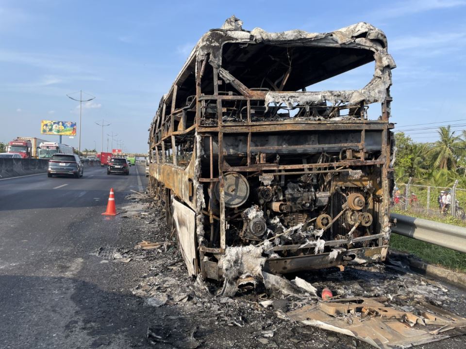 Cận cảnh chiếc xe khách giường nằm bị cháy trơ khung trên cao tốc TPHCM - Trung Lương. Ảnh: An Long
