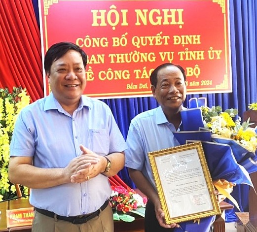 Ông Huỳnh Văn Hiền - Phó Bí thư Thường trực Huyện ủy, Chủ tịch HĐND huyện - phụ trách điều hành hoạt động Huyện ủy Đầm Dơi, giữ chức Bí thư Huyện ủy Đầm Dơi, nhiệm kỳ 2020 - 2025. Ảnh: Nhật Hồ
