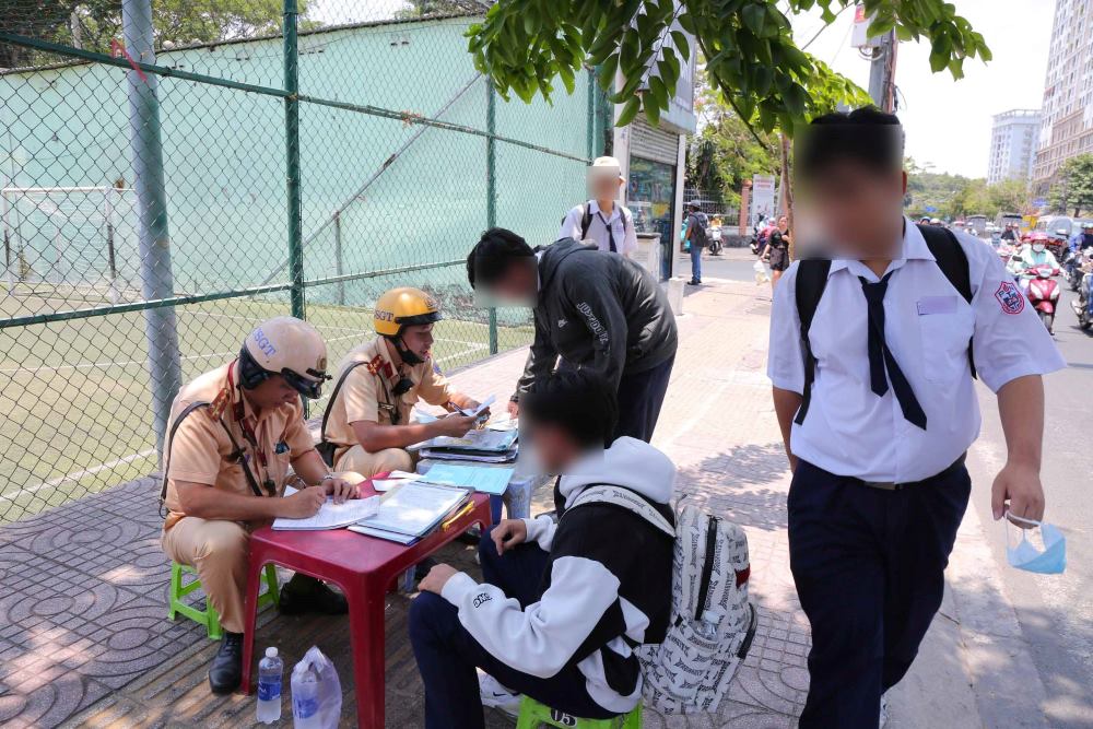 Đội CSGT – Trật tự Công an quận Phú Nhuận phát hiện, lập biên bản nhiều trường hợp học sinh điều khiển xe mà không có giấy phép lái xe, lái xe khi chưa đủ tuổi vào trưa 16.4. Ảnh: Chân Phúc.