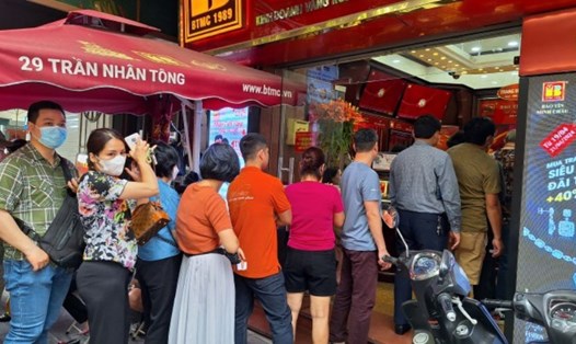 Hai ngày qua, nhiều người xếp hàng đợi giao dịch vàng tại Hà Nội. Ảnh: Phan Anh