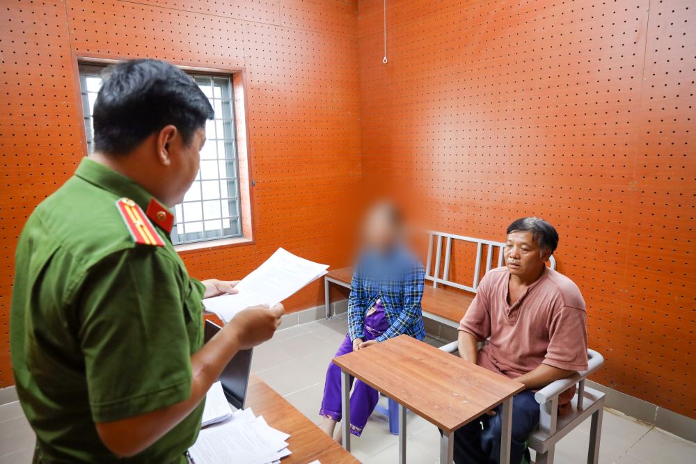 Cơ quan Cảnh sát điều tra Công an quận Ninh Kiều tống đạt quyết định khởi tố bị can đối với Trần Bá Đức (bìa phải) về tội “Hủy hoại nguồn lợi thủy sản”. Ảnh: Công an Cần Thơ