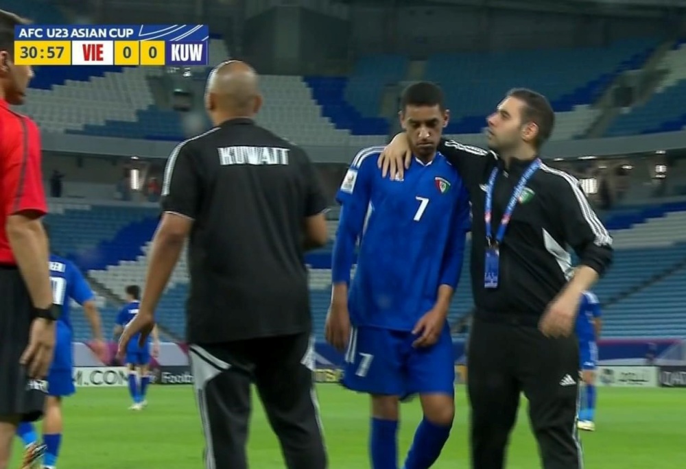 Ebrahim Kameel của U23 Kuwait nhận thẻ đỏ trực tiếp. Ảnh: Chụp màn hình