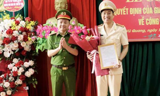 Trao quyết định bổ nhiệm Trung tá Trần Quang Đạt giữ chức vụ Trưởng Công an huyện Vũ Quang. Ảnh: Công an Hà Tĩnh.