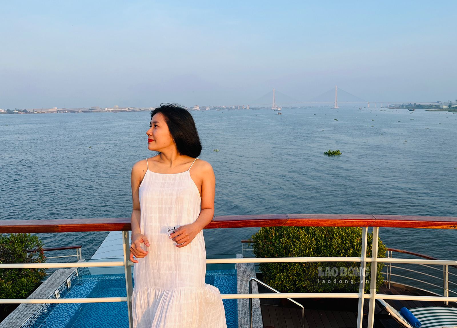 Trên tầng cao nhất là khu vực sân golf mini, nơi có ghế tắm nắng và bàn ghế để khách ngồi nghỉ, ngắm nhìn toàn cảnh sông Mekong. Đây cũng là vị trí yêu thích của nhiều người nếu muốn đón bình minh hoặc hoàng hôn, tận hưởng những làn gió mát lành. 