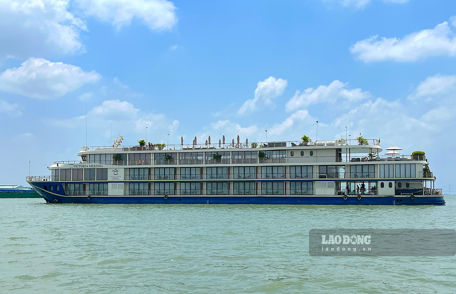 Victoria Mekong là một trong những du thuyền sang trọng đang hoạt động tại miền Tây, nhìn từ xa, con tàu 4 tầng như một khách sạn 4 sao nổi trên sông với view 360 độ nhìn toàn cảnh dòng Mekong hùng vĩ.
