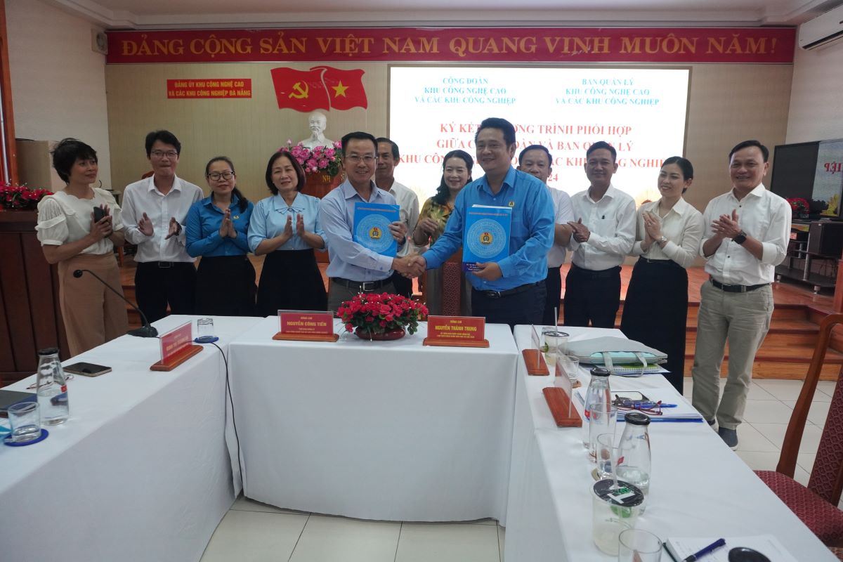 Công đoàn Khu và Ban Quản lý Khu công nghệ cao và các khu công nghiệp Đà Nẵng đã kí kết chương trình phối hợp năm 2024. Ảnh: Văn Trực  