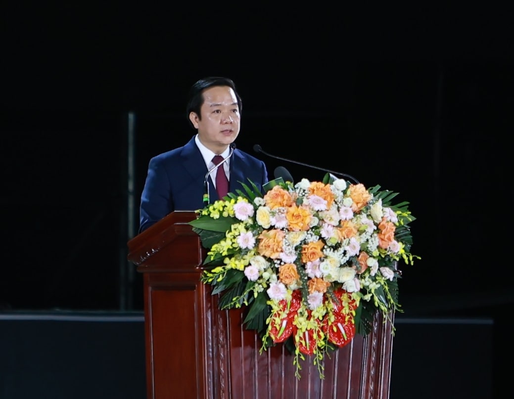 Ông Phạm Quang Ngọc - Chủ tịch UBND tỉnh Ninh Bình phát biểu diễn văn khai mạc tại lễ kỷ niệm 1.100 năm Ngày sinh Đinh Tiên Hoàng Đế và khai mạc Lễ hội Hoa Lư năm 2024, được tổ chức với các chương trình nghệ thuật đặc sắc. Ảnh: Quỳnh Trang