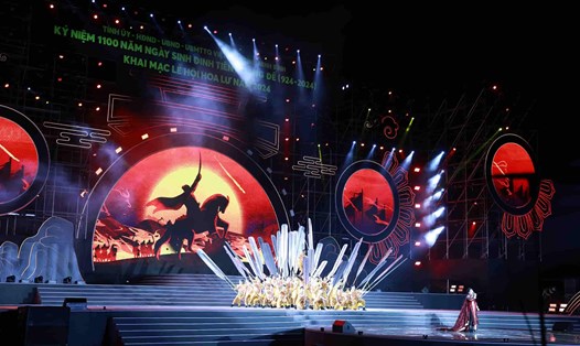 Lễ kỷ niệm 1.100 năm Ngày sinh Đinh Tiên Hoàng Đế và khai mạc Lễ hội Hoa Lư năm 2024, được tổ chức với các chương trình nghệ thuật đặc sắc. Ảnh: Quỳnh Trang