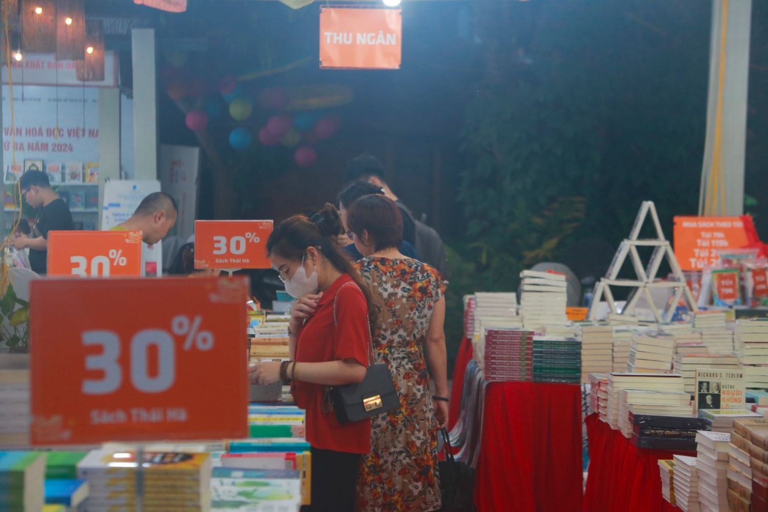 Trong buổi tối đầu tiên, đã có rất nhiều người dân đến hội chợ sách tìm mua, thăm quan khuôn viên. Ảnh: Thùy Trang