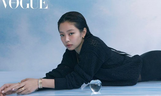 Jennie - gương mặt trang bìa Vogue Korea số tháng 5. Ảnh: Vogue